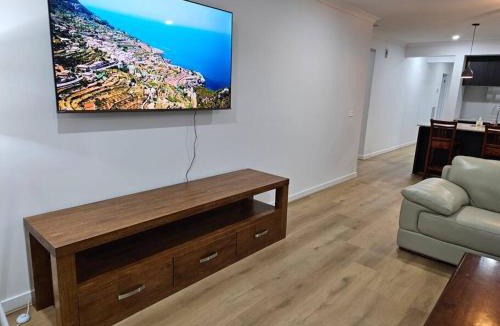 Tarneit House | O Stylish 4 Room Oasis with 65 TV