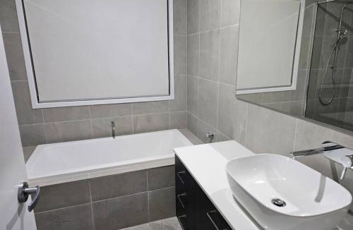 Tarneit House | O Stylish 4 Room Oasis with 65 TV