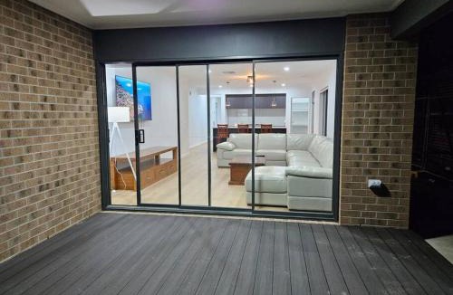Tarneit House | O Stylish 4 Room Oasis with 65 TV