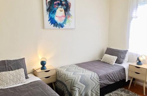 Bell Park House | OAK'S Pets Walk2Pizza, Coffee Liquor - Tassie Ferry Short Drive