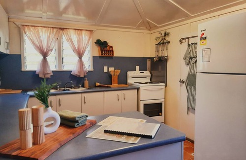 Tambo House | "Oakwood House" - Large 5 bedroom home with BBQ- perfect for families & groups