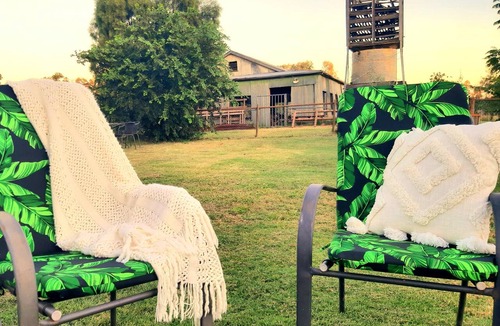 Tambo House | "Oakwood House" - Large 5 bedroom home with BBQ- perfect for families & groups