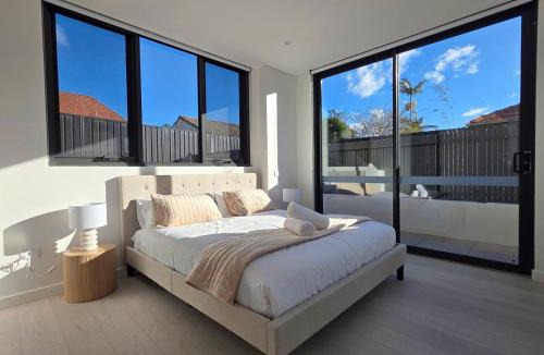 Burwood Apartment | 'Oasis' 2 Bedroom Apt in the heart of Burwood
