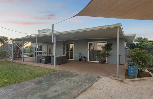 Exmouth House | Oasis - Modern 4 Bedroom holiday home with endless views.