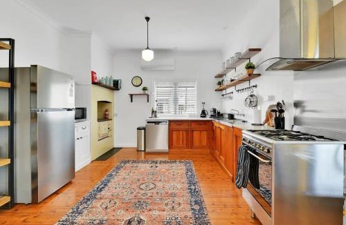 Orange House | Oasis on Warrendine - Pet Friendly, Close to CBD