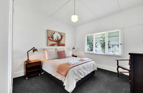 Orange House | Oasis on Warrendine - Pet Friendly, Close to CBD