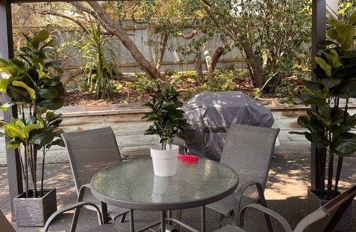 Tootgarook Cottage | Ocean Breeze Retreat - indoor pool, spa and sauna