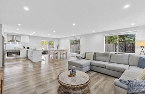 St Leonards House | 🌊 Ocean Mist – Coastal Comfort Just 150m to the Beach