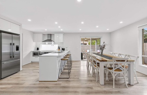 St Leonards House | 🌊 Ocean Mist – Coastal Comfort Just 150m to the Beach