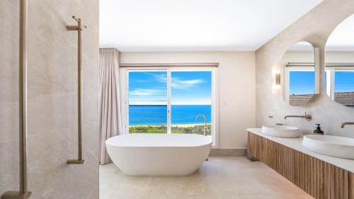 Killcare Heights House | 'Ocean Pearl' by HolidayCo