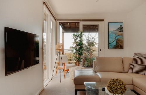 Lorne House | OCEAN VIEW Coastal 3 BEDROOM Retreat in Lorne - Balcony, Fireplace, Free WiFi Warm Coastal Charm