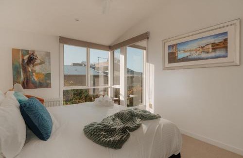 Lorne House | OCEAN VIEW Coastal 3 BEDROOM Retreat in Lorne - Balcony, Fireplace, Free WiFi Warm Coastal Charm
