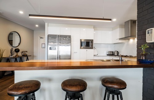 The Entrance Apartment | Ocean View Spacious Luxury 3 Bedroom, Pool, Central, Walk everywhre 6PM CHECKOUT