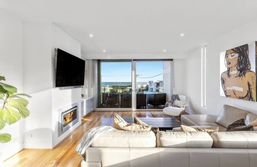 Ocean Grove House | Ocean Views - just metres from the beach!