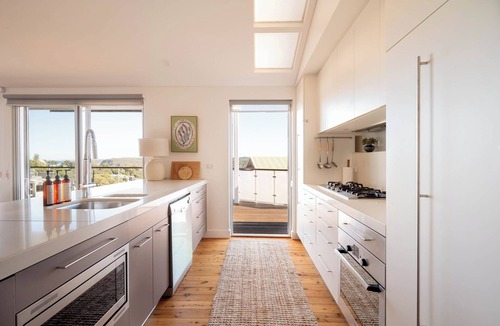 Copacabana House | "Oceancrest" – Ocean Views & Fireplace