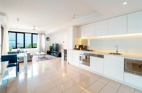 Darwin City Centre Condo | Oceanfront Marvel: Harbour View ~ Pool ~ Parking