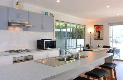 Middleton House | Oceans 5—Serene Sanctuary, Walk to Beach & Cafés
