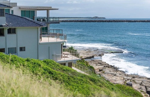Yamba House | Oceans 8 - Oceanstays -Absolute Oceanfront with Fireplace