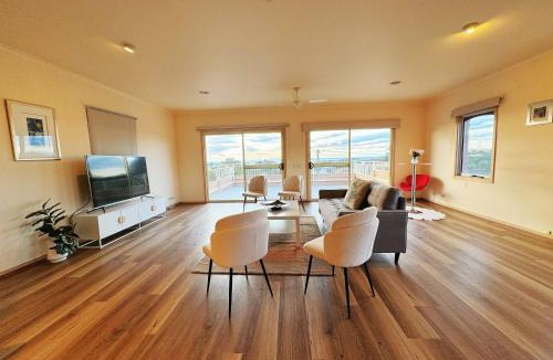 Frankston South House | Oceanview 4B2B Two-story House with Big Balcony!
