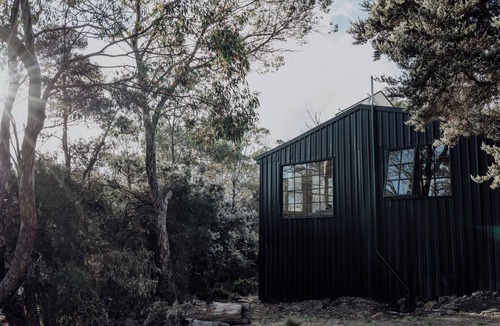 Breona Cabin | Off-grid cabin | Lake views, Deep bath, King bed + Fireplace