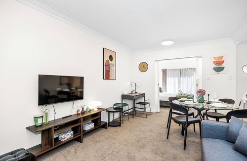 Perth Central Business District Apartment | Offering a blend of comfort and convenience, located just 5 minutes from Perth's CBD and the Convention Centre. Nestled behind the lush greenery of Kings Park , guests can enjoy peaceful scenery from the balcony yet be close enough to the city!