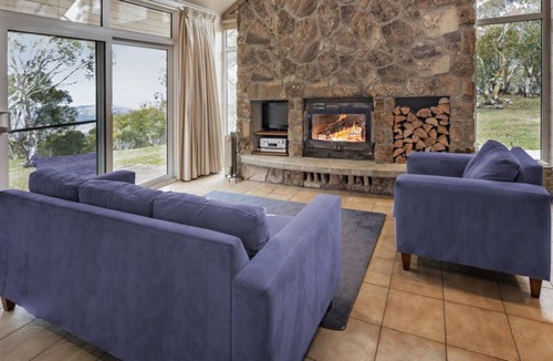 Crackenback Cottage | Offers a country experience with modern style and comfort.