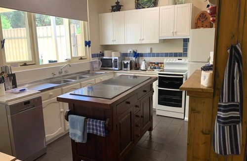 Lyndoch House | Old Barossa Valley Inn & Bakery House.Get it all! (Walk to ”Gather Round”)