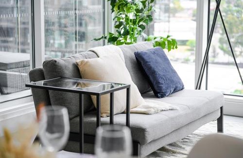 Lidcombe Apartment | Olympic Park 1Br modern apt near train shops with pool