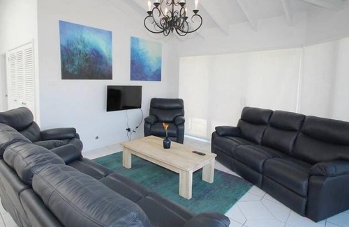 Boomerang Beach House | On The Beach - Absolute beach front with pool