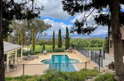 Mount Panorama House | On the Mount Panorama racing circuit, large house with pool, tennis court