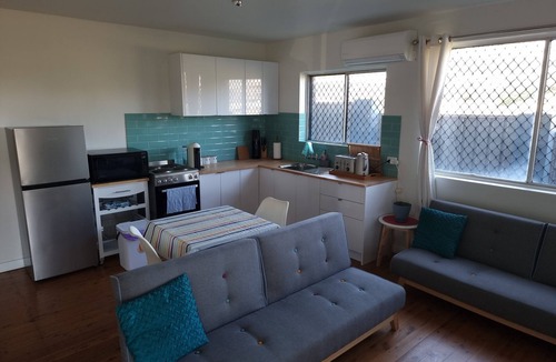 The Hill Apartment | One bedroom CBD Unit, walk to beaches and cafes