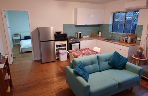 The Hill Apartment | One bedroom CBD Unit, walk to beaches and cafes
