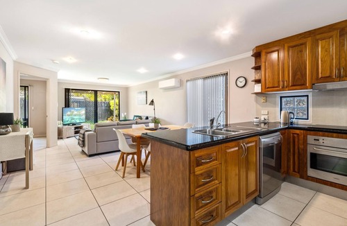 Buddina House | Oomoo 2/27 - 4 Bedroom Townhouse Close to the Beach!