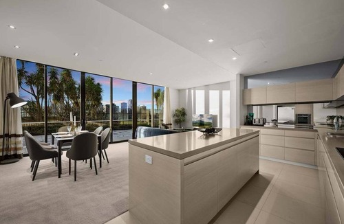 Docklands Apartment | Opulent Harbourside Sanctuary | 3 Bedrooms | 2.5 Bathrooms | Free Parking