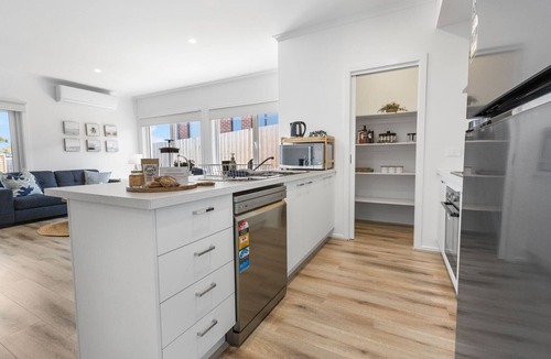 Lakes Entrance House | Opulent Oasis: Your luxurious family escape in beautiful Lakes Entrance