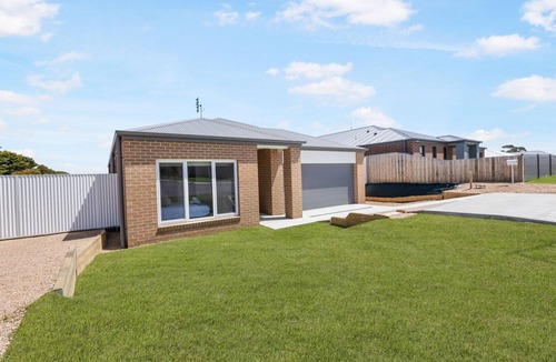 Lakes Entrance House | Opulent Oasis: Your luxurious family escape in beautiful Lakes Entrance