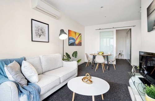 South Yarra Apartment | Orianna - Stylish Designer Pad *WiFi Park Gym Pool