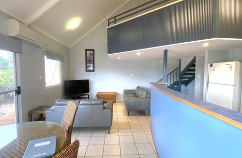 Exmouth Villa | Osprey Holiday Village Unit 122/2 Bedroom apartment in complex with a pool