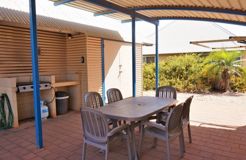 Exmouth Villa | Osprey Holiday Village Unit 122/2 Bedroom apartment in complex with a pool