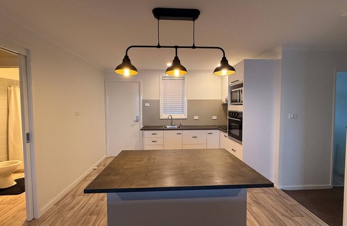 East Jindabyne Cottage | Outstanding lake and alpine views in a cosy rural house.