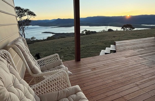 East Jindabyne Cottage | Outstanding lake and alpine views in a cosy rural house.