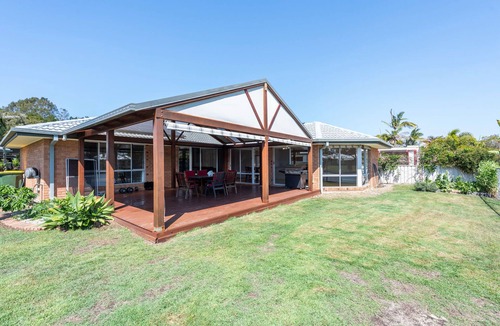 Yamba Apartment | Oyster Cove Sunsets-Nestled along a tranquil canal.