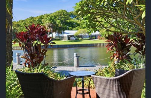 Coffs Harbour Hotel | Pacific Bay Studio - Lake Views Steps to Beach