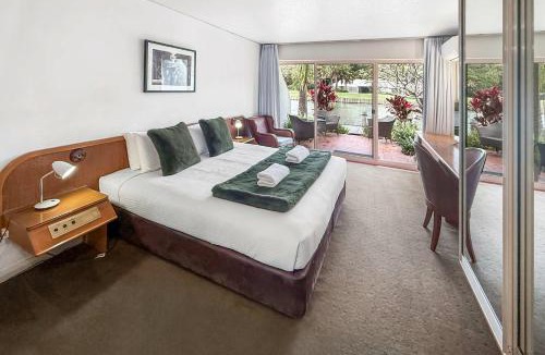 Coffs Harbour Hotel | Pacific Bay Studio - Lake Views Steps to Beach