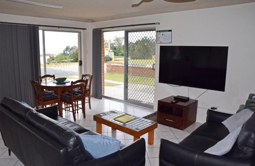 South West Rocks Apartment | Pacific Court 1 - Bring your own linen.