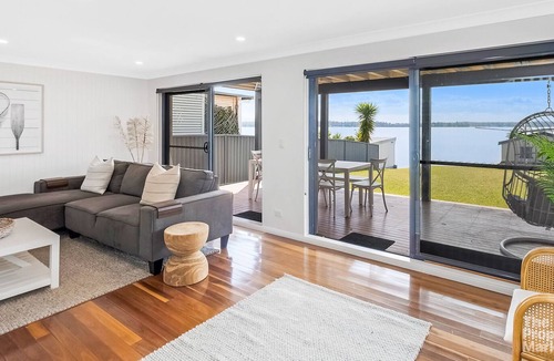 Mannering Park House | Paddles by The Bay - Stylish Waterfront Retreat