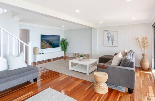 Mannering Park House | Paddles by The Bay - Stylish Waterfront Retreat