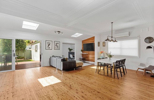 Mortdale House | Paddy's Place - centrally located, lovely cosy home in Mortdale