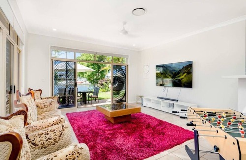 Helensvale House | Panarama Waterview! Waterfront Luxury Holiday Heav