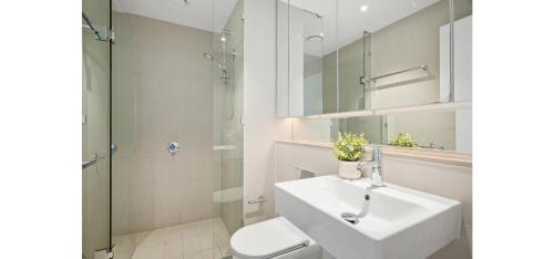 Docklands Apartment | Panoramic City Docklands 2BR Luxury With Pool Gym Parking
